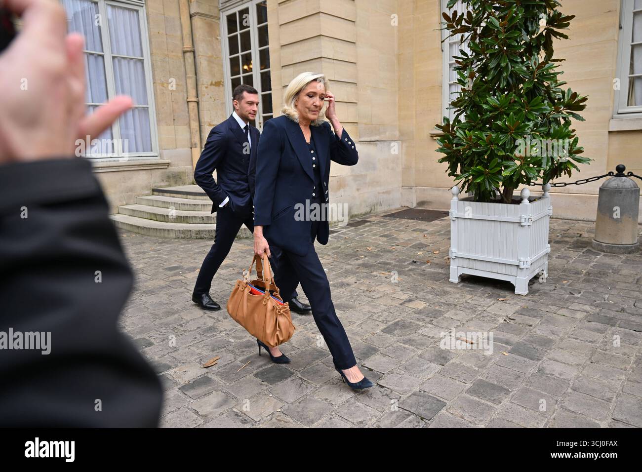 Paris AM 2.September 2025 treffen von Marine le Pen und Jordan Bardella im ElysÃ e-Palast in Paris v.l. Jordan Bardella und Marine le Pen verlassen den ElysÃ e-Palast *** Paris le 2 septembre 2025 Réunion de Marine le Pen et Jordan Bardella à l'Elysée à Paris v l Jordan Bardella et Marine le Pen quittant l'Elysée Copyright : AntonioxBorga Banque D'Images