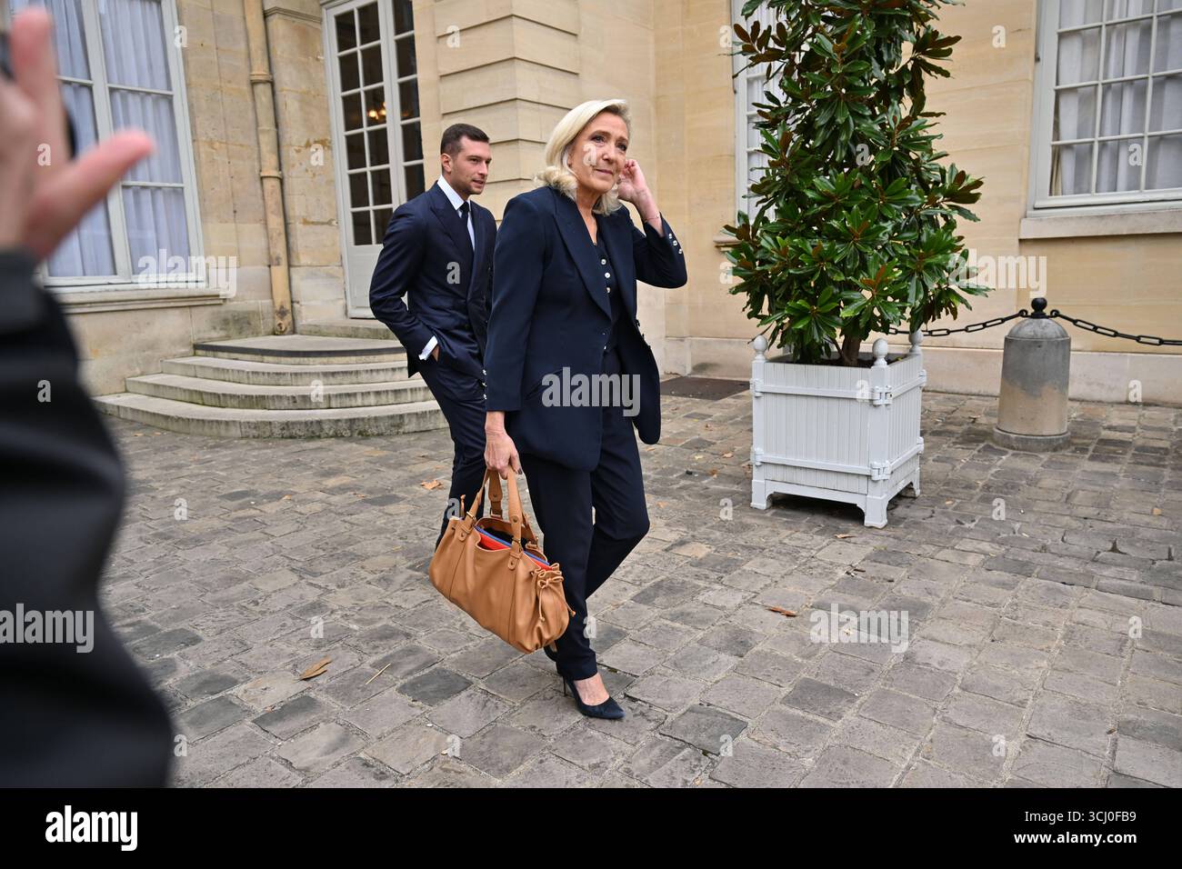 Paris AM 2.September 2025 treffen von Marine le Pen und Jordan Bardella im ElysÃ e-Palast in Paris v.l. Jordan Bardella und Marine le Pen verlassen den ElysÃ e-Palast *** Paris le 2 septembre 2025 Réunion de Marine le Pen et Jordan Bardella à l'Elysée à Paris v l Jordan Bardella et Marine le Pen quittant l'Elysée Copyright : AntonioxBorga Banque D'Images