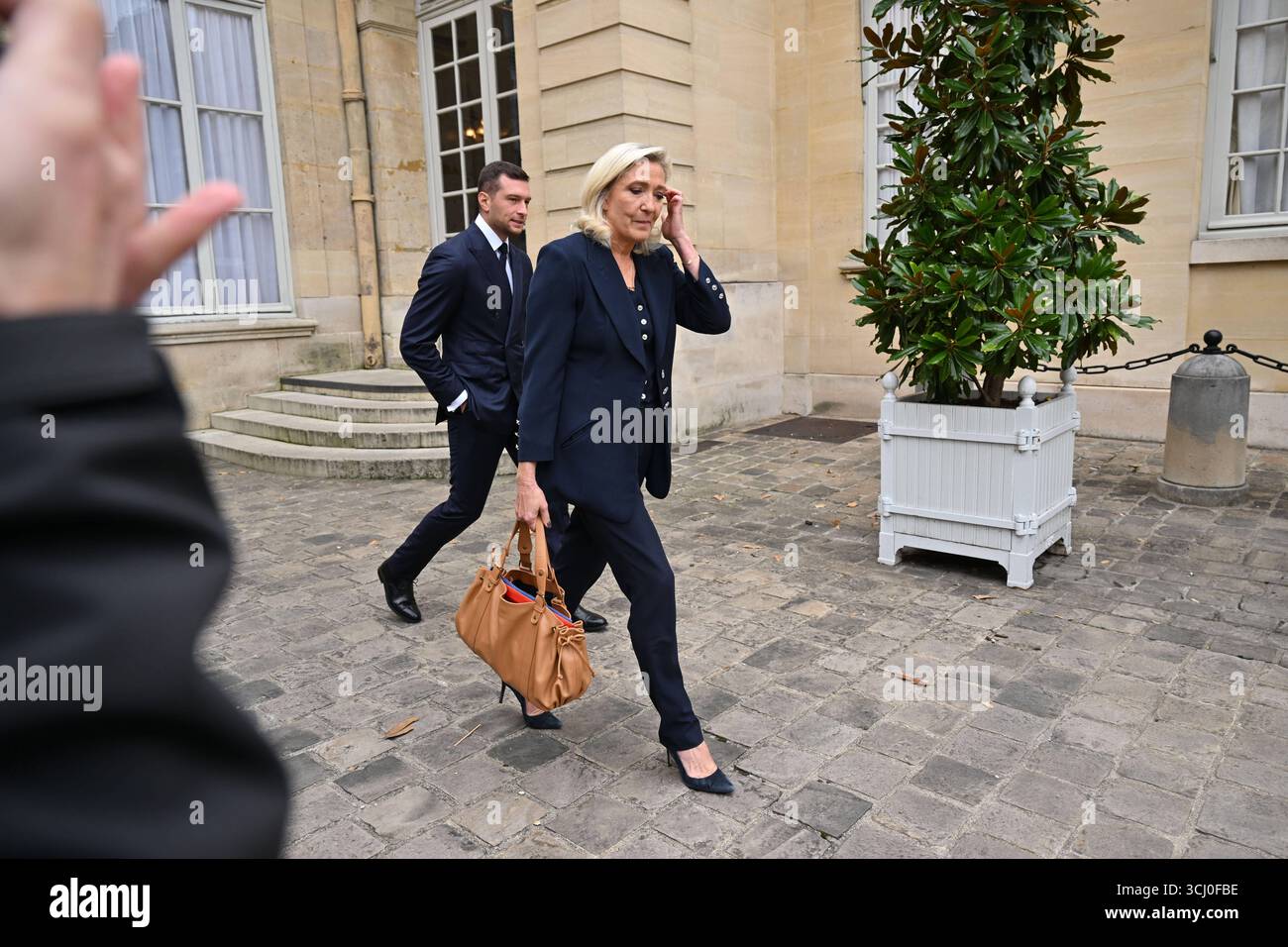 Paris AM 2.September 2025 treffen von Marine le Pen und Jordan Bardella im ElysÃ e-Palast in Paris v.l. Jordan Bardella und Marine le Pen verlassen den ElysÃ e-Palast *** Paris le 2 septembre 2025 Réunion de Marine le Pen et Jordan Bardella à l'Elysée à Paris v l Jordan Bardella et Marine le Pen quittant l'Elysée Copyright : AntonioxBorga Banque D'Images