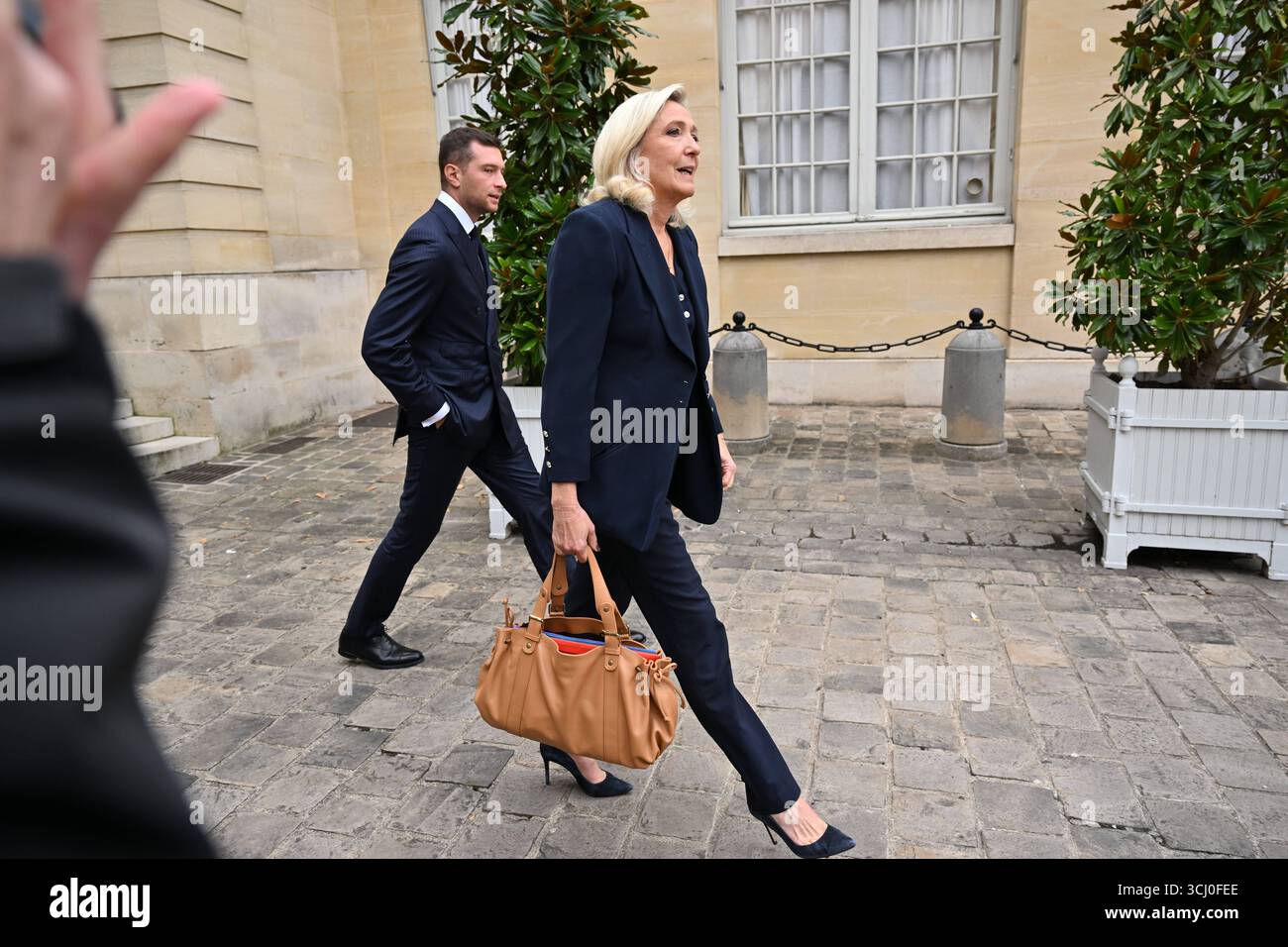 Paris AM 2.September 2025 treffen von Marine le Pen und Jordan Bardella im ElysÃ e-Palast in Paris v.l. Jordan Bardella und Marine le Pen verlassen den ElysÃ e-Palast *** Paris le 2 septembre 2025 Réunion de Marine le Pen et Jordan Bardella à l'Elysée à Paris v l Jordan Bardella et Marine le Pen quittant l'Elysée Copyright : AntonioxBorga Banque D'Images