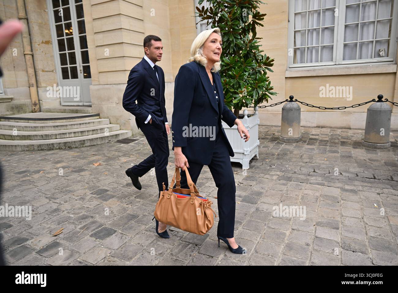Paris AM 2.September 2025 treffen von Marine le Pen und Jordan Bardella im ElysÃ e-Palast in Paris v.l. Jordan Bardella und Marine le Pen verlassen den ElysÃ e-Palast *** Paris le 2 septembre 2025 Réunion de Marine le Pen et Jordan Bardella à l'Elysée à Paris v l Jordan Bardella et Marine le Pen quittant l'Elysée Copyright : AntonioxBorga Banque D'Images