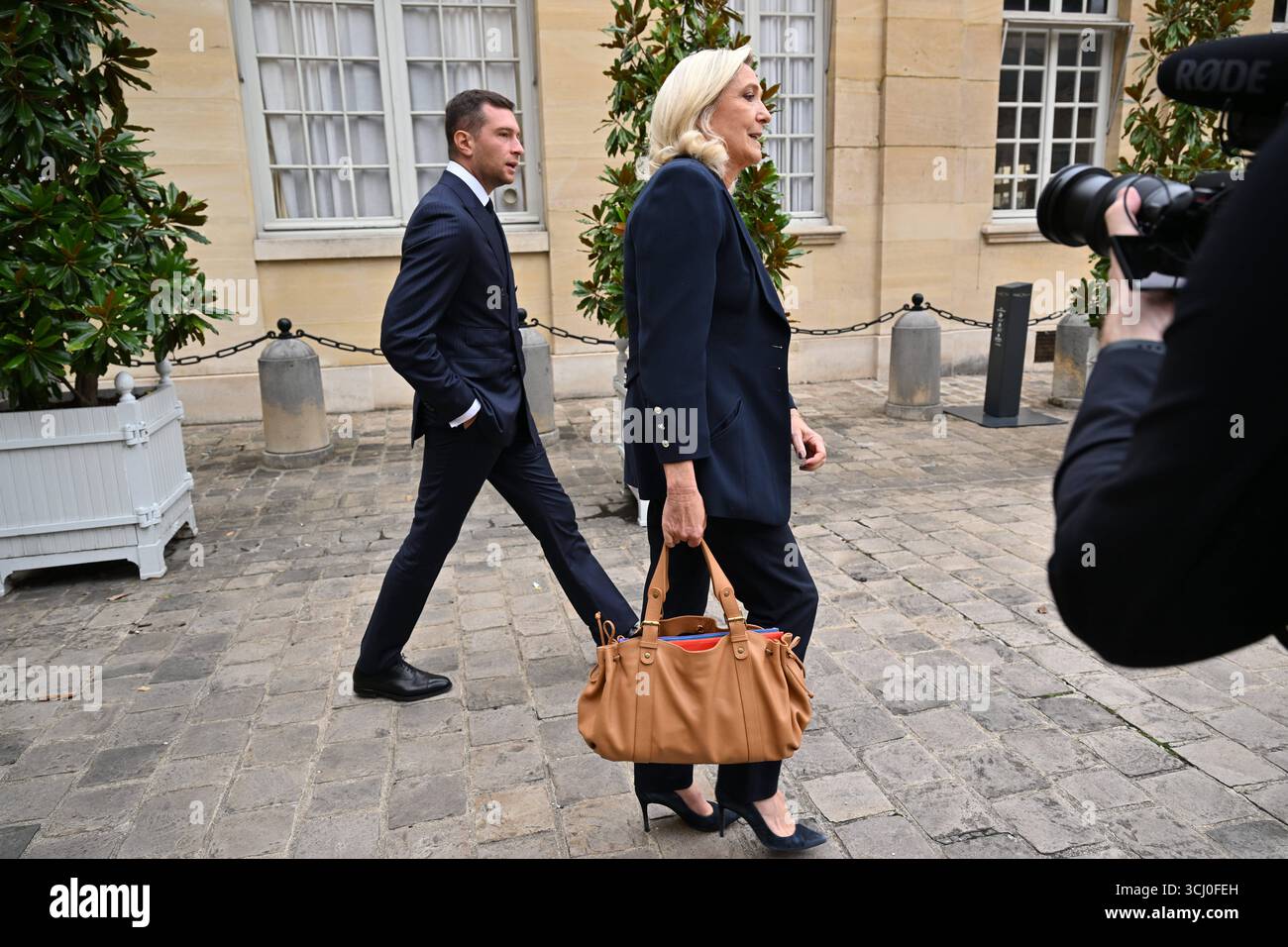 Paris AM 2.September 2025 treffen von Marine le Pen und Jordan Bardella im ElysÃ e-Palast in Paris v.l. Jordan Bardella und Marine le Pen verlassen den ElysÃ e-Palast *** Paris le 2 septembre 2025 Réunion de Marine le Pen et Jordan Bardella à l'Elysée à Paris v l Jordan Bardella et Marine le Pen quittant l'Elysée Copyright : AntonioxBorga Banque D'Images