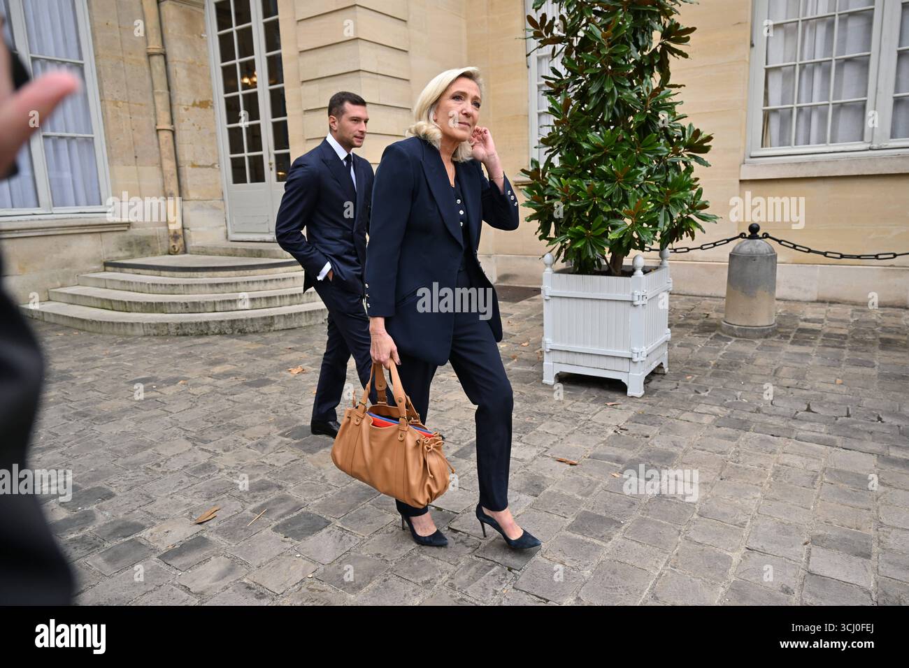 Paris AM 2.September 2025 treffen von Marine le Pen und Jordan Bardella im ElysÃ e-Palast in Paris v.l. Jordan Bardella und Marine le Pen verlassen den ElysÃ e-Palast *** Paris le 2 septembre 2025 Réunion de Marine le Pen et Jordan Bardella à l'Elysée à Paris v l Jordan Bardella et Marine le Pen quittant l'Elysée Copyright : AntonioxBorga Banque D'Images