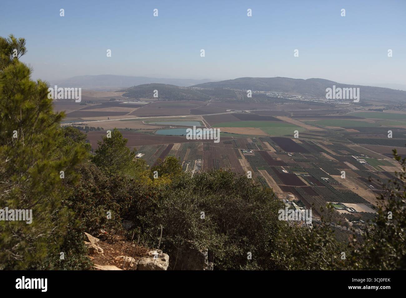 Vue sur la vallée de Jezreel ou la vallée d'Armageddon, étang à poissons, agriculture et la colline de Givat Hamoreh depuis le mont Tabor ou montagne de la Transfiguration. Banque D'Images