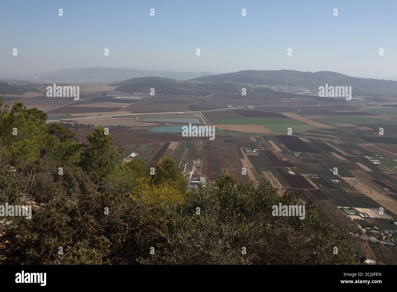 Vue sur la vallée de Jezreel ou la vallée d'Armageddon, étang à poissons, agriculture et la colline de Givat Hamoreh depuis le mont Tabor ou montagne de la Transfiguration. Banque D'Images