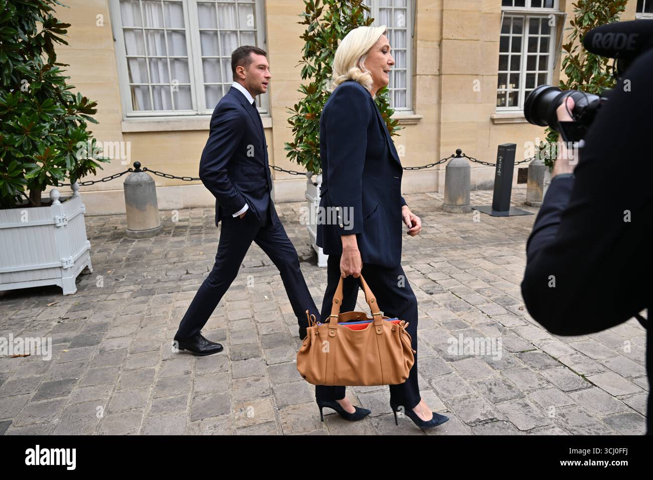 Paris AM 2.September 2025 treffen von Marine le Pen und Jordan Bardella im ElysÃ e-Palast in Paris v.l. Jordan Bardella und Marine le Pen verlassen den ElysÃ e-Palast *** Paris le 2 septembre 2025 Réunion de Marine le Pen et Jordan Bardella à l'Elysée à Paris v l Jordan Bardella et Marine le Pen quittant l'Elysée Copyright : AntonioxBorga Banque D'Images