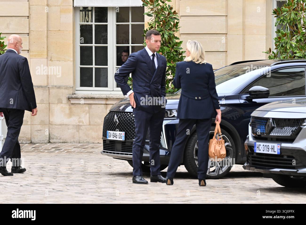 Paris AM 2.September 2025 treffen von Marine le Pen und Jordan Bardella im ElysÃ e-Palast in Paris v.l. Jordan Bardella und Marine le Pen verlassen den ElysÃ e-Palast *** Paris le 2 septembre 2025 Réunion de Marine le Pen et Jordan Bardella à l'Elysée à Paris v l Jordan Bardella et Marine le Pen quittant l'Elysée Copyright : AntonioxBorga Banque D'Images