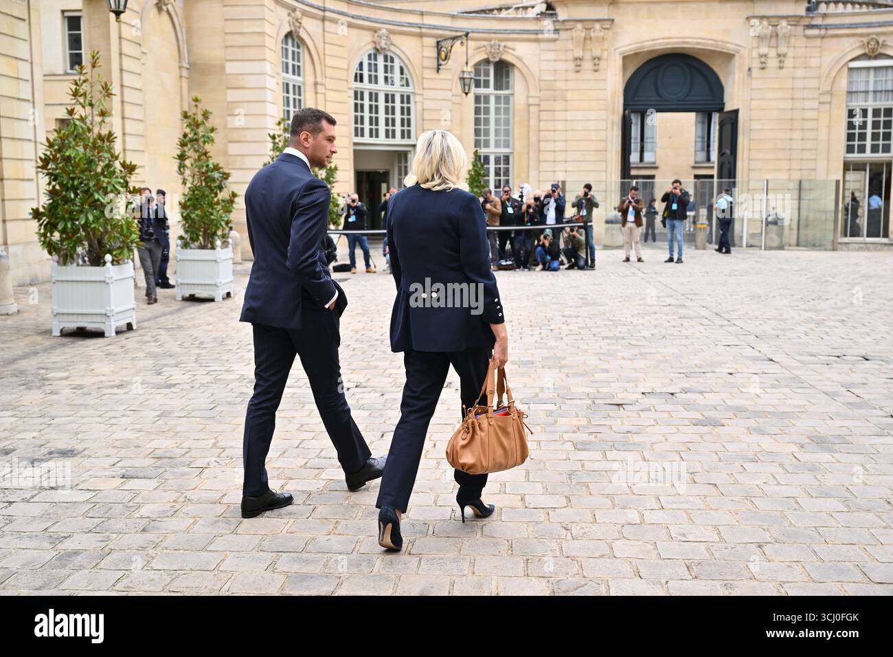 Paris AM 2.September 2025 treffen von Marine le Pen und Jordan Bardella im ElysÃ e-Palast in Paris v.l. Jordan Bardella und Marine le Pen verlassen den ElysÃ e-Palast *** Paris le 2 septembre 2025 Réunion de Marine le Pen et Jordan Bardella à l'Elysée à Paris v l Jordan Bardella et Marine le Pen quittant l'Elysée Copyright : AntonioxBorga Banque D'Images