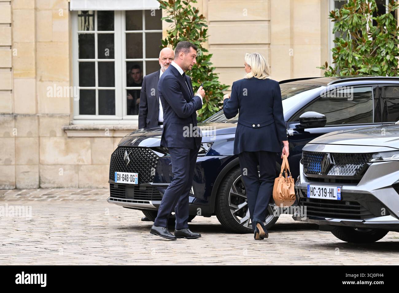 Paris AM 2.September 2025 treffen von Marine le Pen und Jordan Bardella im ElysÃ e-Palast in Paris v.l. Jordan Bardella und Marine le Pen verlassen den ElysÃ e-Palast *** Paris le 2 septembre 2025 Réunion de Marine le Pen et Jordan Bardella à l'Elysée à Paris v l Jordan Bardella et Marine le Pen quittant l'Elysée Copyright : AntonioxBorga Banque D'Images