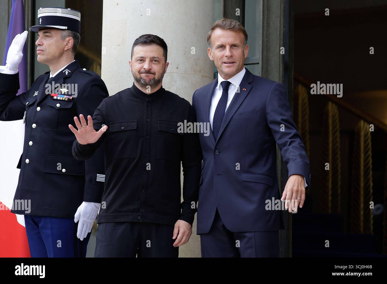 Paris AM 4.September 2025 Europäische Staats- und Regierungschefs und der ukrainische Präsident treffen sich in Paris im ElysÃ e-Palast in Paris v.l. der ukrainischen Präsidenten Wolodymyr Selenskyj wird vom französischen Präsidenten Emmanuel Macron im ElysÃ e-Palast begrüsst *** Paris, 4 septembre 2025 les chefs d'État et de gouvernement européens et le président ukrainien se rencontrent à Paris au Palais de l'Elysée Volodymyr Zelensky est accueilli par le président ukrainien Antonga Macoxiga Banque D'Images