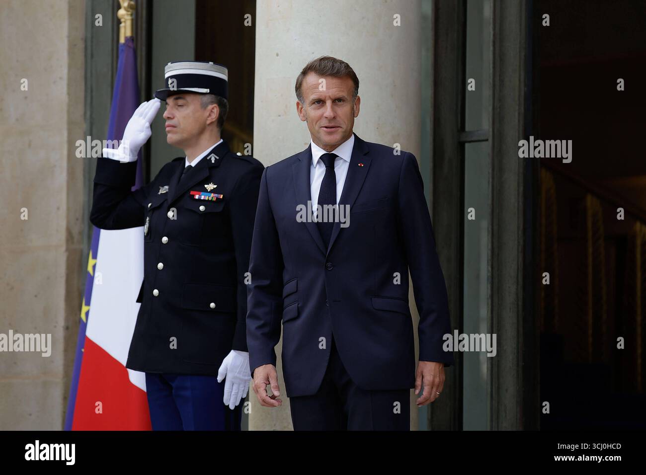 Paris AM 4.September 2025 Europäische Staats- und Regierungschefs und der ukrainische Präsident treffen sich in Paris im ElysÃ e-Palast in Paris v.l. der Französischer Präsidenten Emmanuel Macron begrüsst die Gäste im ElysÃ e-Palast *** Paris, le 4 septembre 2025 les chefs d'État et de gouvernement européens et le Président ukrainien se rencontrent à Paris au Palais de l'Elysée v l Président français Emmanuel Macron accueille les invités au Palais de l'Elysée Copyright : AntonioxBorga Banque D'Images