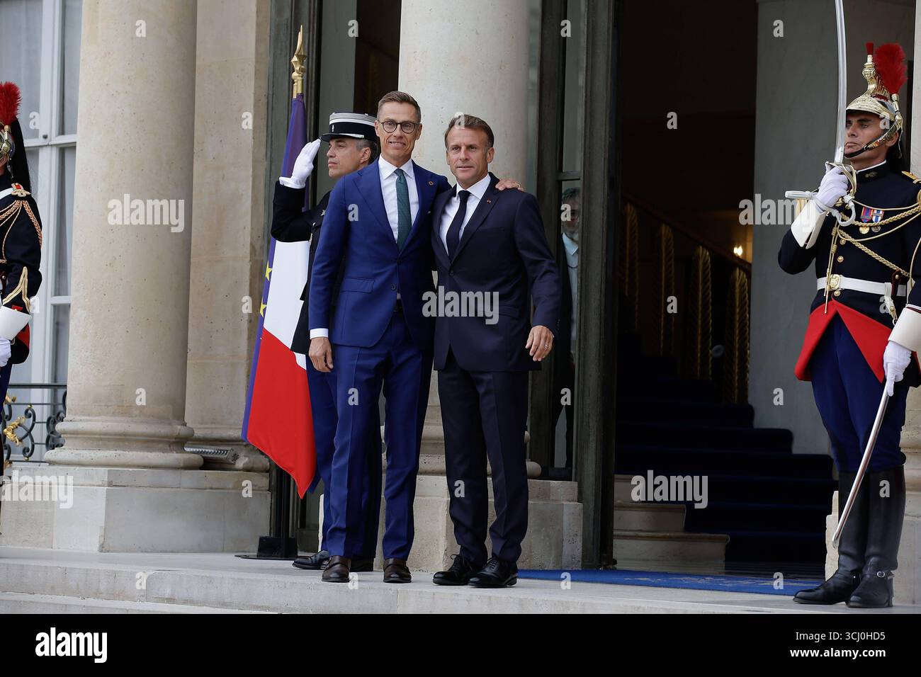 Paris AM 4.September 2025 Europäische Staats- und Regierungschefs und der ukrainische Präsident treffen sich in Paris im ElysÃ e-Palast in Paris v.l. Alexander Stubb Präsident der Republik Finnland wird vom französischen Präsidenten Emmanuel Macron im ElysÃ e-Palast begrüsst *** Paris, le 4 septembre, 2025 chefs d'Etat et de gouvernement européens et le Président de l'Ukraine se rencontrent à Paris au Palais de l'Elysée à Paris v l Alexander Stubb le Président de la République de Finlande est accueilli par le Président français Emmanuel Macron au Palais de l'Elysée Copyright : AntonioxBorga Banque D'Images