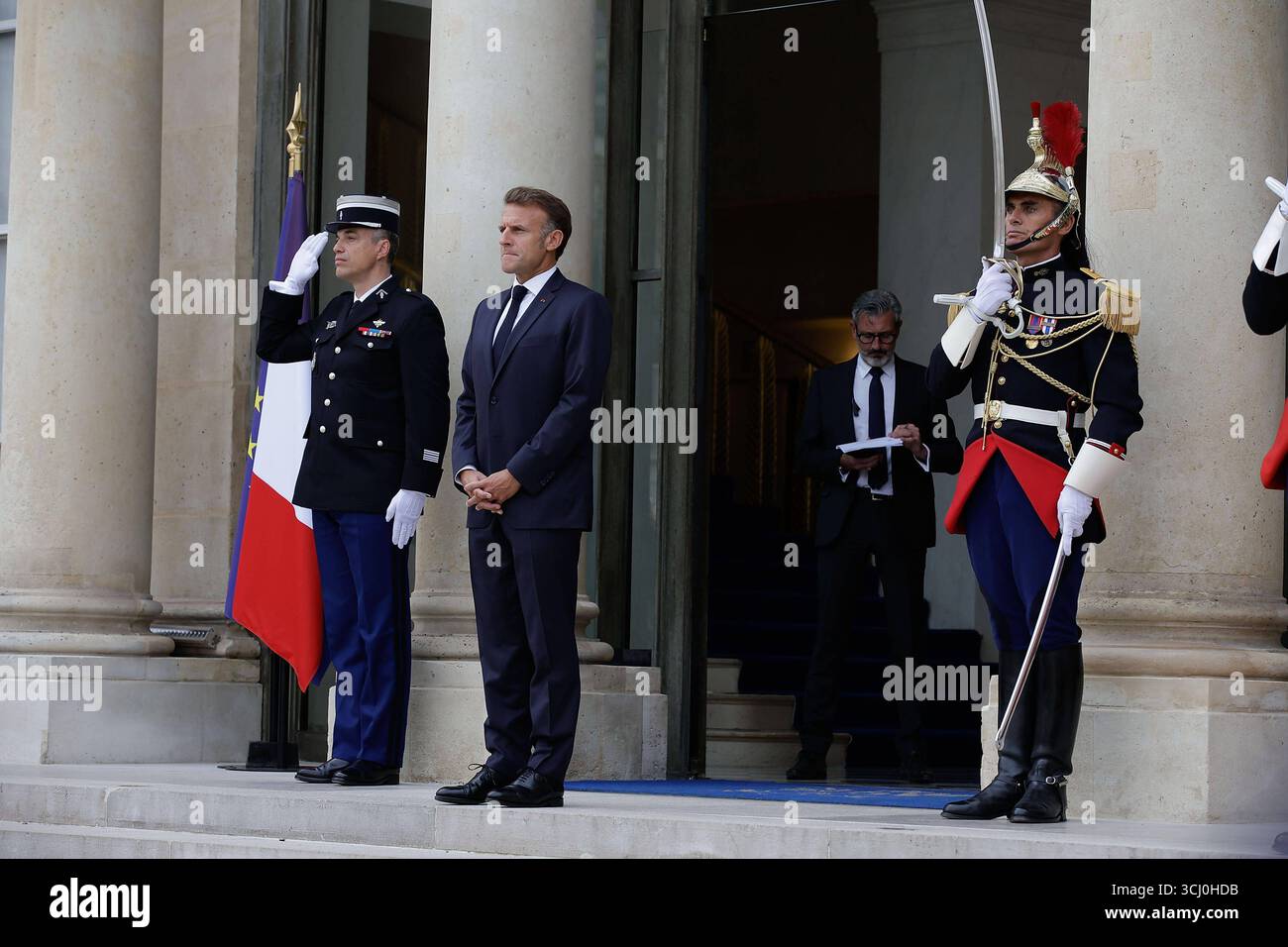 Paris AM 4.September 2025 Europäische Staats- und Regierungschefs und der ukrainische Präsident treffen sich in Paris im ElysÃ e-Palast in Paris v.l. der Französischer Präsidenten Emmanuel Macron begrüsst die Gäste im ElysÃ e-Palast *** Paris, le 4 septembre 2025 les chefs d'État et de gouvernement européens et le Président ukrainien se rencontrent à Paris au Palais de l'Elysée v l Président français Emmanuel Macron accueille les invités au Palais de l'Elysée Copyright : AntonioxBorga Banque D'Images