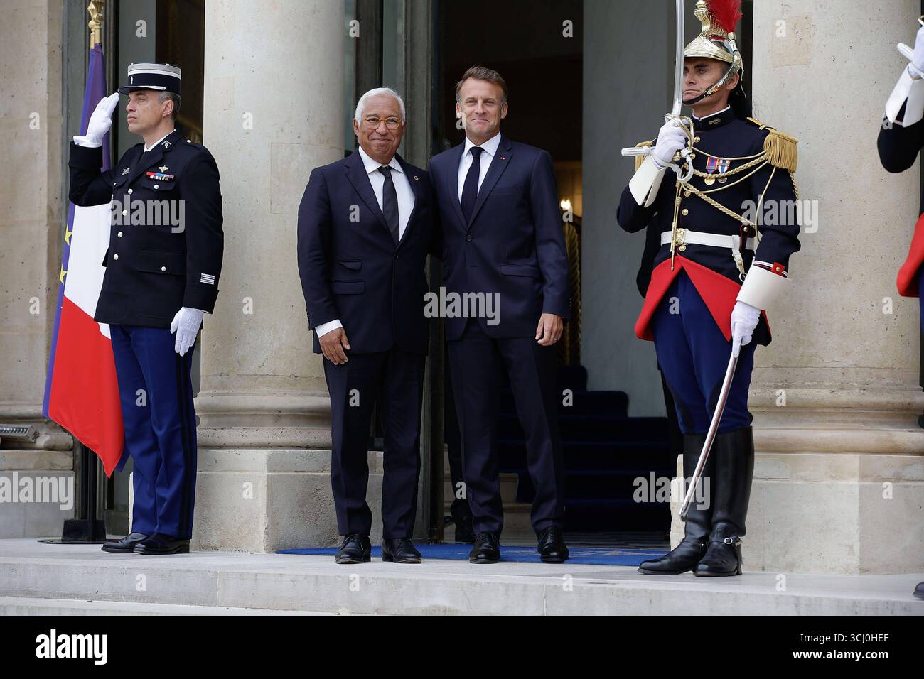 Paris AM 4.September 2025 Europäische Staats- und Regierungschefs und der ukrainische Präsident treffen sich in Paris im ElysÃ e-Palast in Paris v.l. Antonio Costa premier ministre Portugal wird vom französischen Präsidenten Emmanuel Macron im ElysÃ e-Palast begrüsst *** Paris, le 4 septembre 2025 les chefs d'État et de gouvernement européens et le président ukrainien se rencontrent à Paris au Palais de l'Elysée Antonio Costa le président français Emmanuel Macron au Palais de l'Elysée Copyright : Antonioxga Borga Banque D'Images