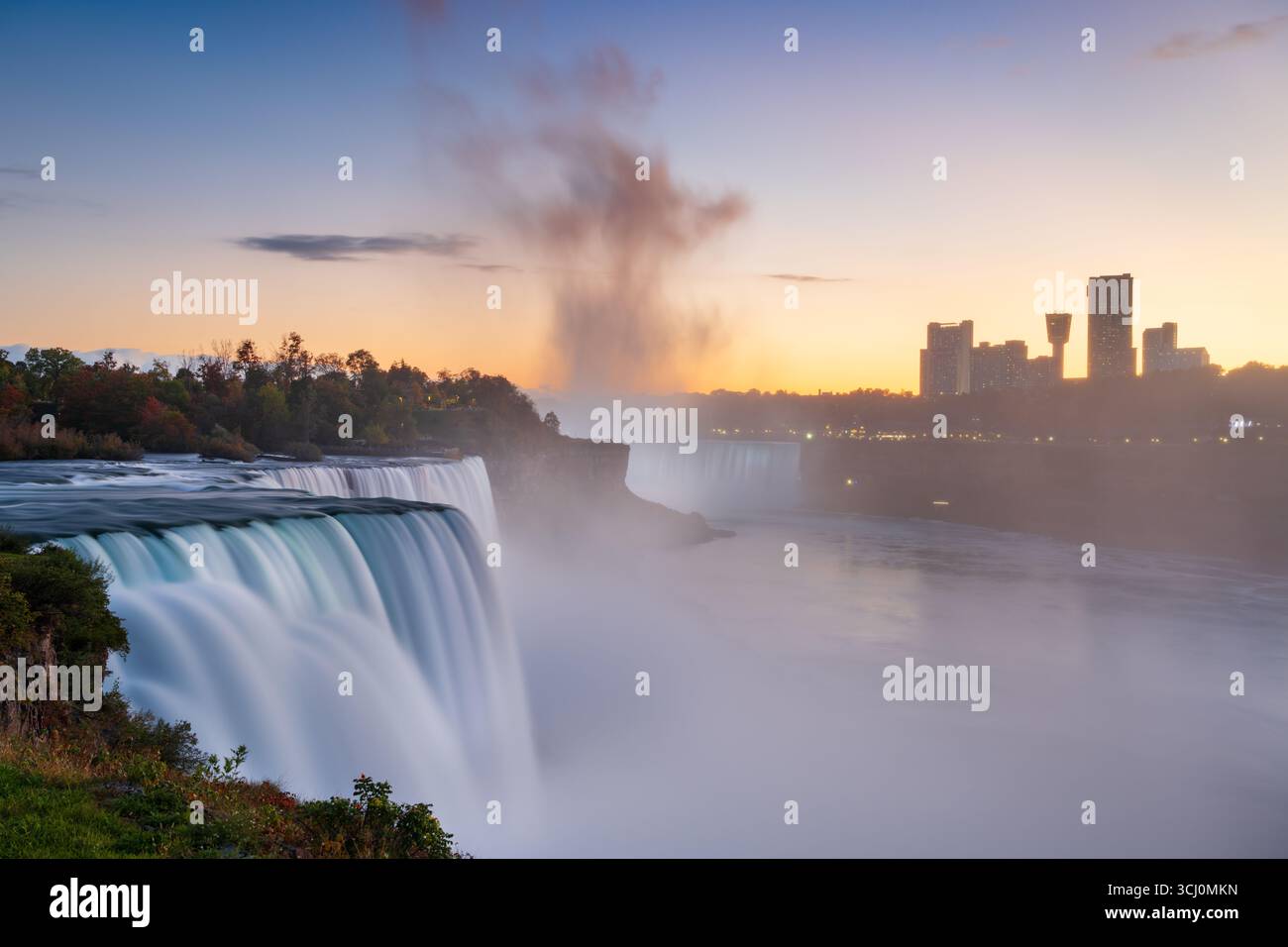 Niagara Falls, New York, États-Unis depuis le bord des chutes sur un crépuscule d'automne. Banque D'Images