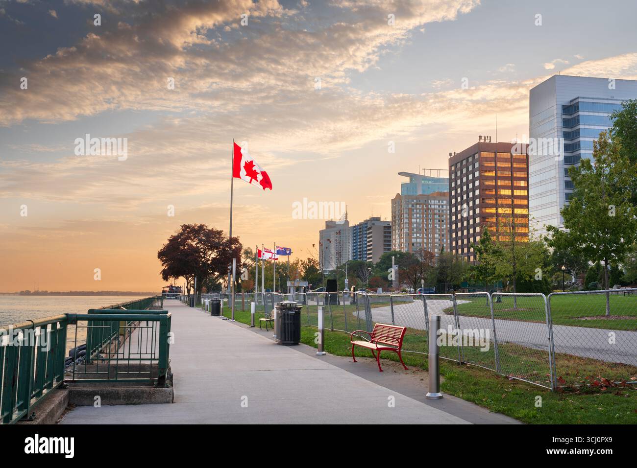Windsor, Ontario, Canada skyline sur la rivière Détroit à l'aube. Banque D'Images