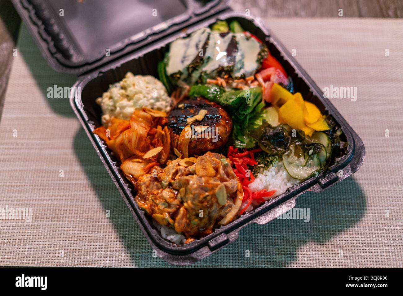 Assiette déjeuner de style hawaïen avec poke épicé, gâteau au crabe poêlé, salade de macaroni, kimchi, légumes marinés, et du riz. Fusion des saveurs de l'île Banque D'Images Assiette déjeuner de style hawaïen avec poke épicé, gâteau au crabe poêlé, salade de macaroni, kimchi, légumes marinés, et du riz. Fusion des saveurs de l'île Banque D'Images