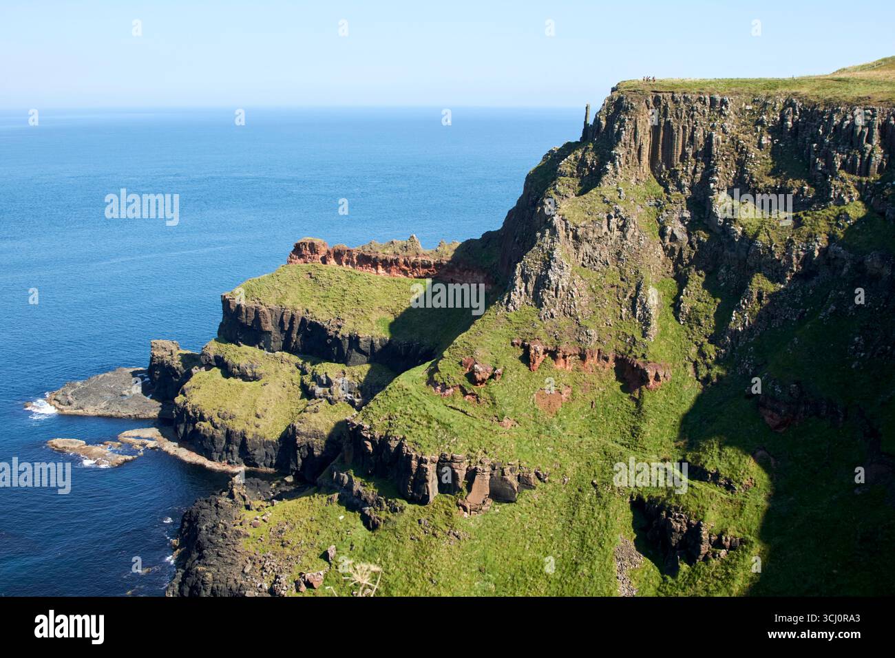 lacada point site de la girona coulant avec les diables géants de doigt moyen chaussée chaussée chaussée chaussée route côtière comté antrim irlande du nord royaume-uni Banque D'Images