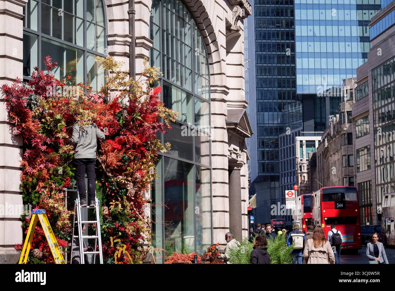 Les concepteurs de végétation construisent une exposition à l'extérieur d'un bar sur Gracechurch Street dans la City de Londres, le quartier financier de la capitale, le 4 septembre 2025, à Londres, en Angleterre. Banque D'Images
