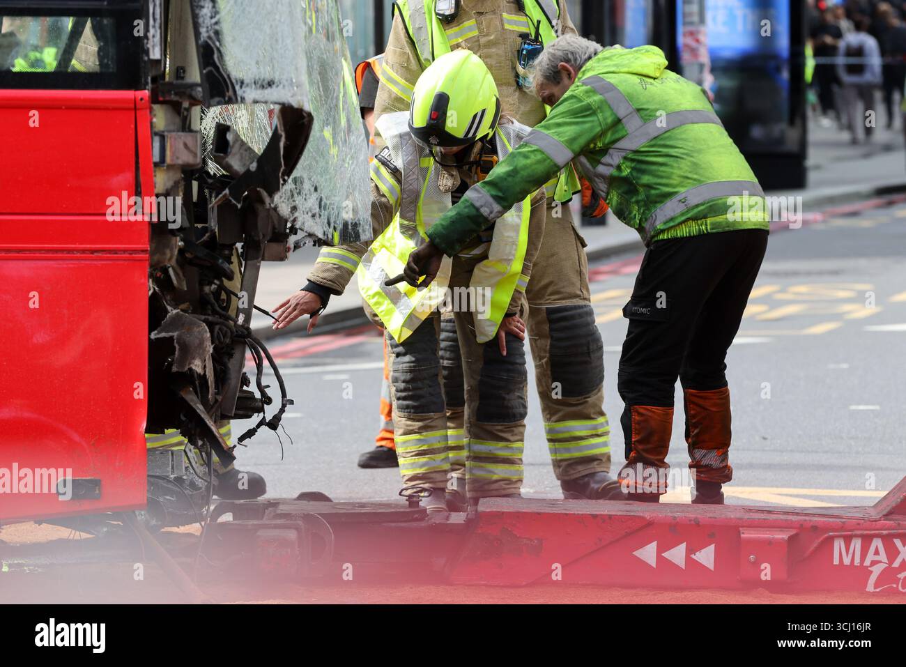 Londres. ROYAUME-UNI. 04 sept. 2025. Les services d'urgence à l'extérieur de la gare Victoria dans le centre de Londres après qu'un bus de la route 24 ait monté le trottoir pendant les heures de pointe, blessant 17 personnes. Quinze personnes, dont les passagers et le chauffeur, ont été transportées à l'hôpital. Aucune blessure mettant en danger la vie n'a été signalée. Crédit : Dinendra Haria/Alamy Live News Banque D'Images