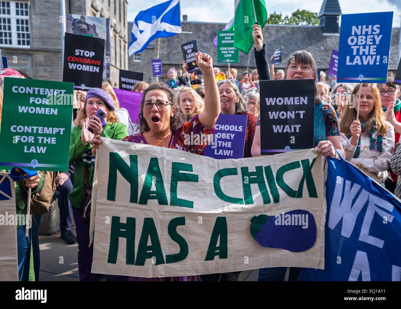 Édimbourg, Écosse, Royaume-Uni. 4 septembre 2025. Manifestation de femmes au parlement écossais à Holyrood Édimbourg organisée par le groupe de femmes pour les femmes Écosse. Le thème de la protestation était « les femmes ne vont pas attendre » et s’adresse au gouvernement écossais qui n’a pas mis en œuvre la récente décision de la Cour suprême sur la définition de la femme. Pic ; Iain Masterton/Alamy Live News Banque D'Images