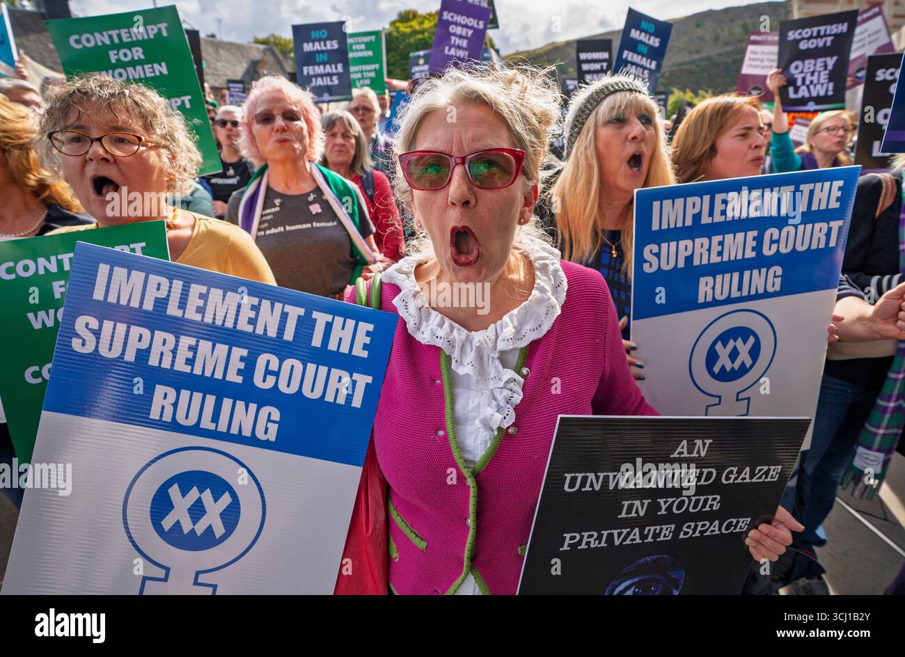 Édimbourg, Écosse, Royaume-Uni. 4 septembre 2025. Manifestation de femmes au parlement écossais à Holyrood Édimbourg organisée par le groupe de femmes pour les femmes Écosse. Le thème de la protestation était « les femmes ne vont pas attendre » et s’adresse au gouvernement écossais qui n’a pas mis en œuvre la récente décision de la Cour suprême sur la définition de la femme. Pic ; Iain Masterton/Alamy Live News Banque D'Images