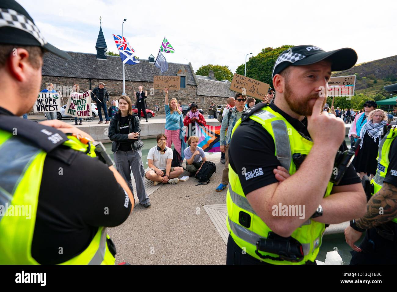 Édimbourg, Écosse, Royaume-Uni. 4 septembre 2025. Manifestation de femmes au parlement écossais à Holyrood Édimbourg organisée par le groupe de femmes pour les femmes Écosse. Le thème de la protestation était « les femmes ne vont pas attendre » et s’adresse au gouvernement écossais qui n’a pas mis en œuvre la récente décision de la Cour suprême sur la définition de la femme. Pic ; la police sépare les manifestants trans du rassemblement for Women Scotland. Iain Masterton/Alamy Live News Banque D'Images