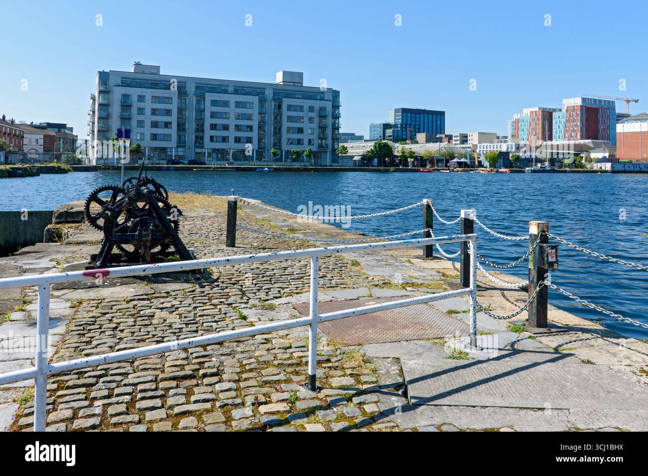 Le bloc d'appartements Grand canal Wharf de Buckingham Lock, l'une des trois écluses maritimes du Grand canal, Britain Quay, Ringsend, Docklands, Dublin, Irlande Banque D'Images