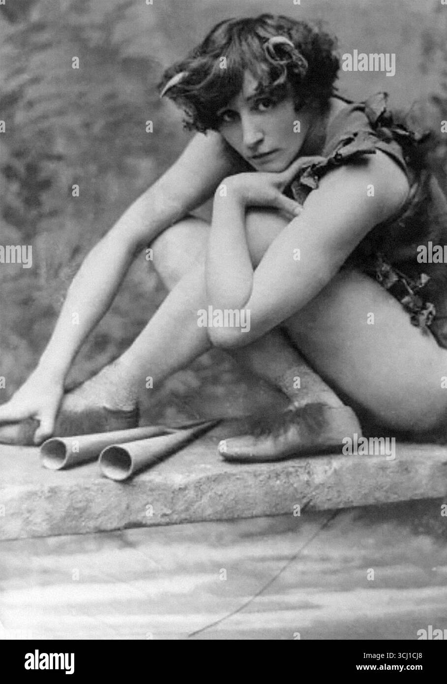 Colette fait ses débuts sur scène au Théâtre des Mathurins à Paris, jouant un faun dans la pièce le désir, la chimère et l'amour, mise en scène par Emile Bertin. 1906 Banque D'Images