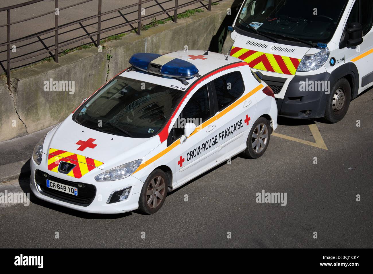 France, région Ile de France, Paris 16ème arrondissement, quai Louis Blériot, véhicules Croix-Rouge française, Banque D'Images