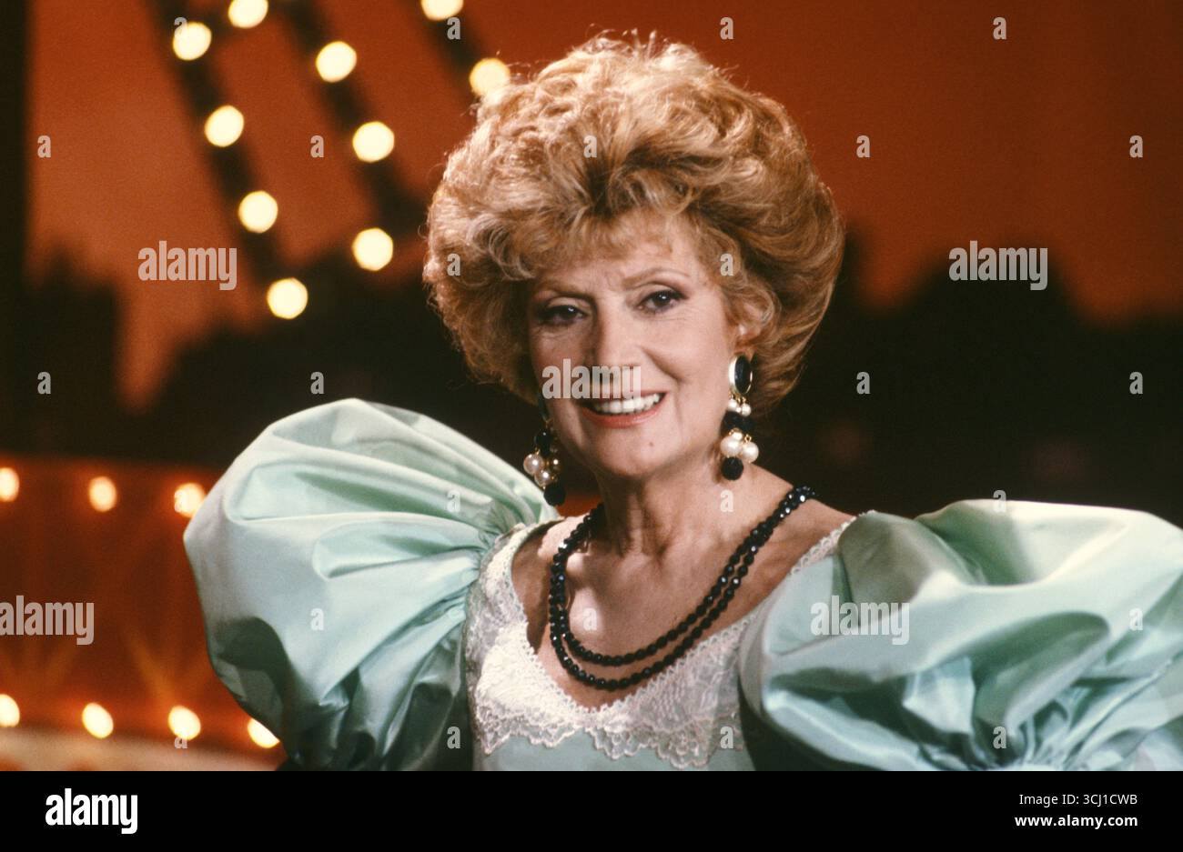 L'actrice française Rosy Varte sur le tournage de l'émission 'champs Elysées' sur antenne 2, un spécial avec Amanda Lear. Circa 1983 Banque D'Images