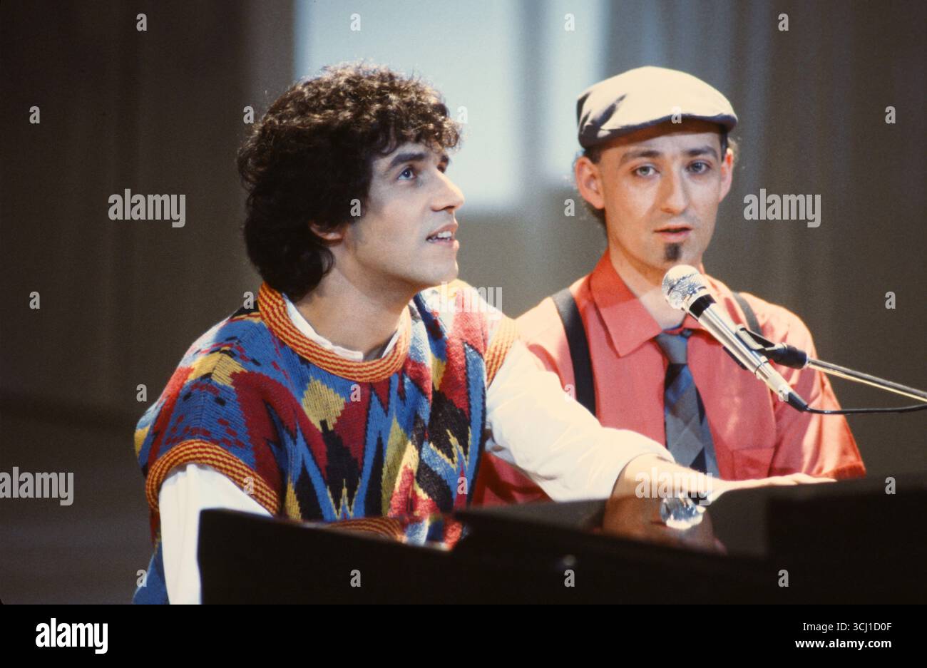 Invité Julien Clerc au piano avec Charlélie Couture lors de son concert à l'Olympia de Paris en février 1983. Banque D'Images