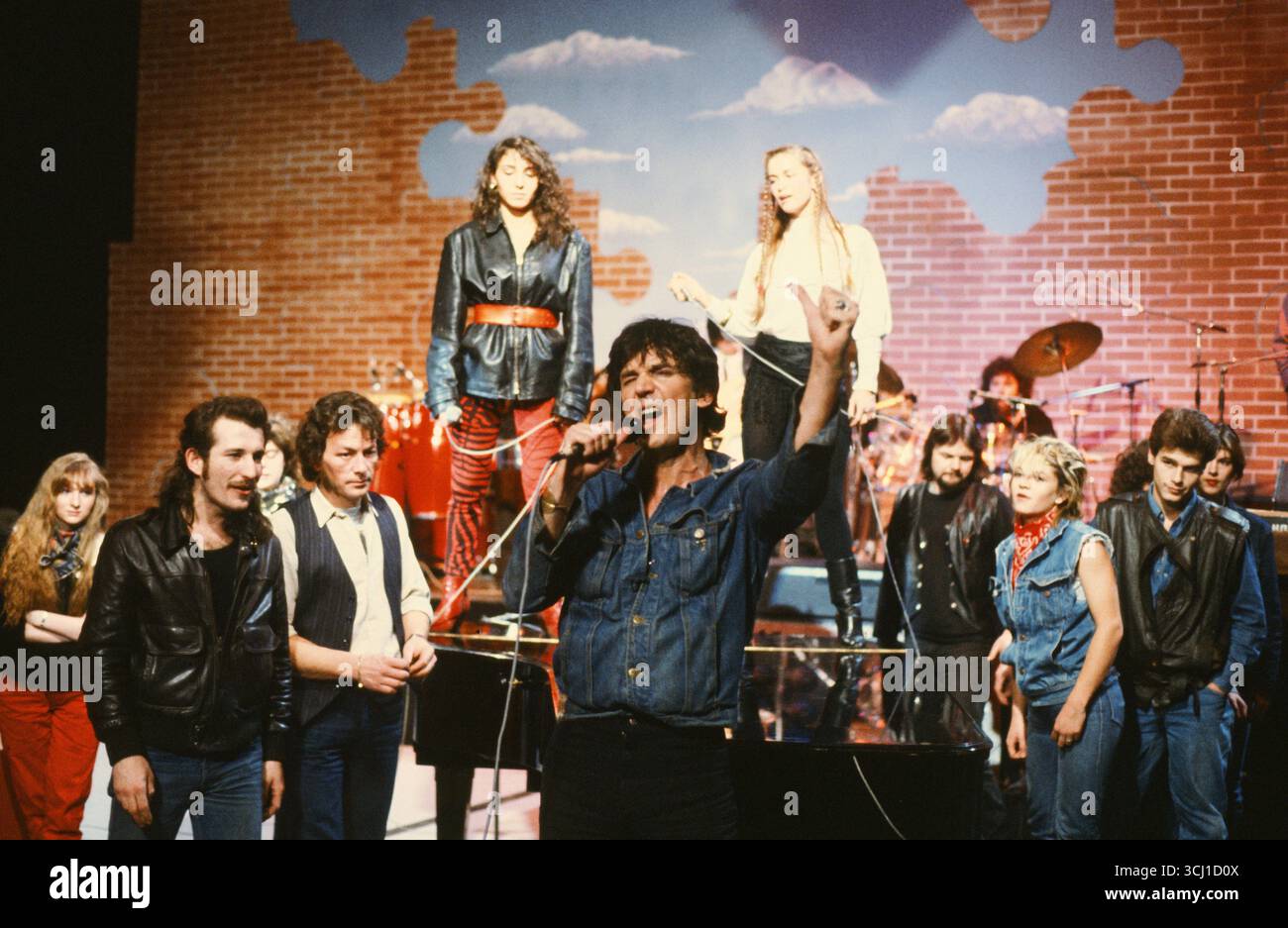 Jacques Higelin lors d'une émission télévisée vers 1985. Banque D'Images