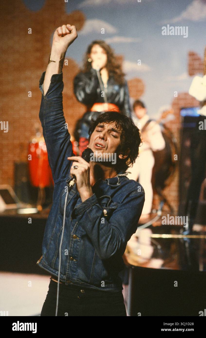 Jacques Higelin lors d'une émission télévisée vers 1985. Banque D'Images