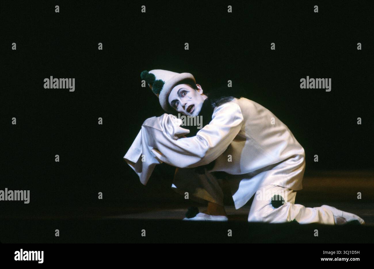Danseuse dans le rôle de Pierrot sur scène à l'Opéra Comique de Paris dans le spectacle 'Arlequin, magicien par amour'. 1984 Banque D'Images