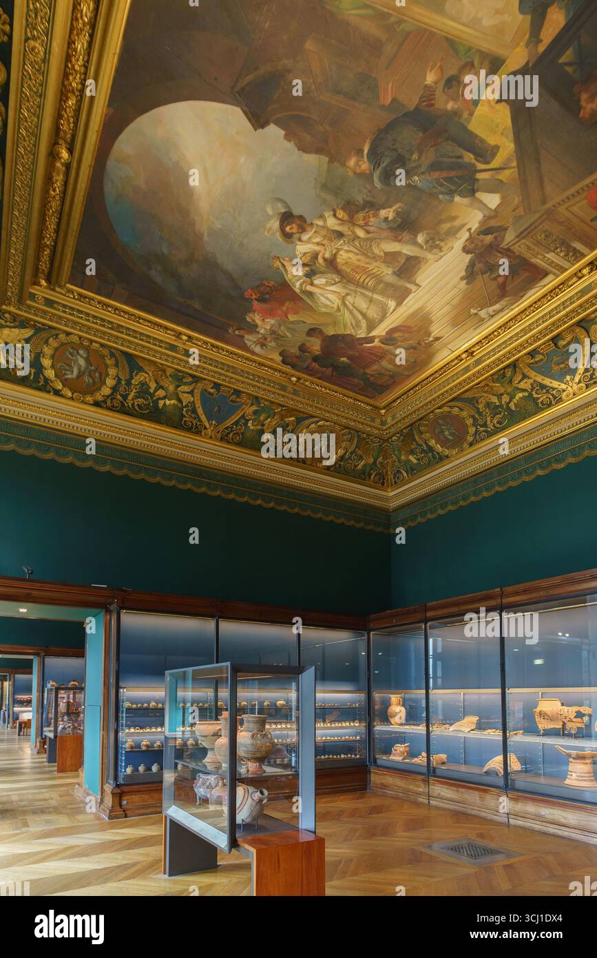 France, région Ile de France, Paris 1er arrondissement, Musée du Louvre, aile Sully, Département des Antiquités grecques, étrusques et romaines, Galerie Campana (salle 656). Plafond : 'François Ier, accompagné de la reine de Navarre, sa sœur, et entouré de sa cour, reçoit les peintures et statues rapportées d'Italie par Primaticcio' par Alexandre-Evariste Fragonard, 1827. Banque D'Images