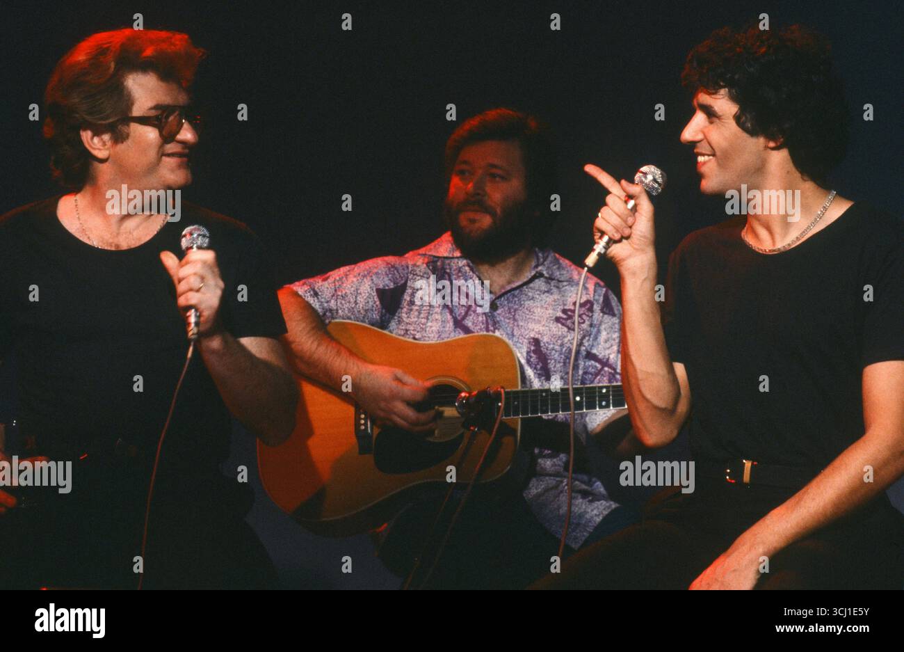 Les chanteurs français Eddy Mitchell et Julien Clerc lors de répétitions pour un programme télévisé, vers 1984. Banque D'Images