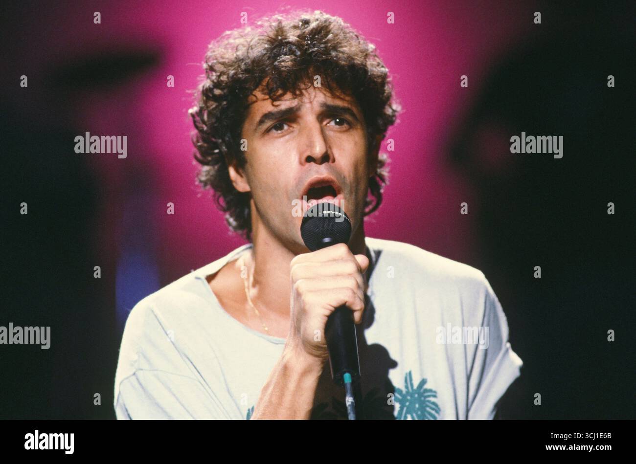 Le chanteur français Julien Clerc lors des répétitions pour une émission télévisée, 1983. Banque D'Images