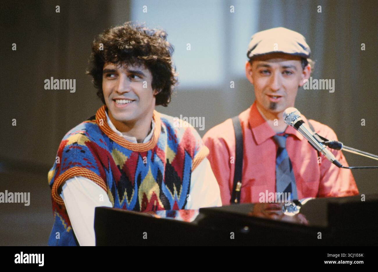 Le chanteur français Julien Clerc dans un duo de piano avec Charlélie Couture, lors d'une émission télévisée en 1983. Banque D'Images