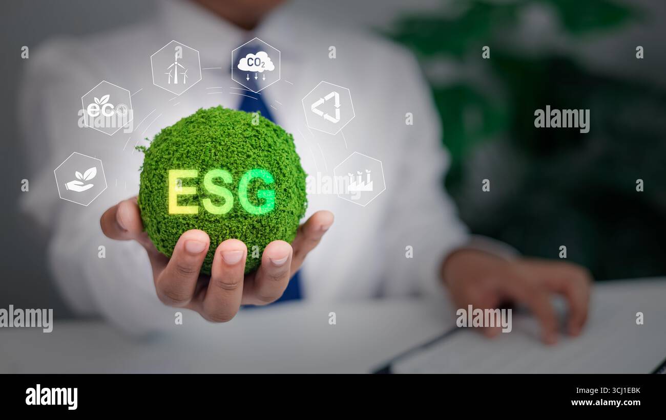 Professionnel tenant globe vert brillant avec texte ESG et icônes de durabilité, responsabilité sociale d'entreprise, investissement éthique, CA environnemental Banque D'Images