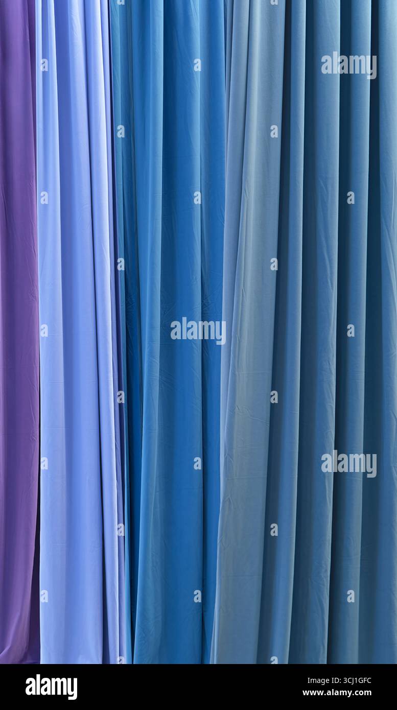 Plis verticaux de tissu dans différentes nuances de bleu, gros plan, fond textile abstrait Banque D'Images