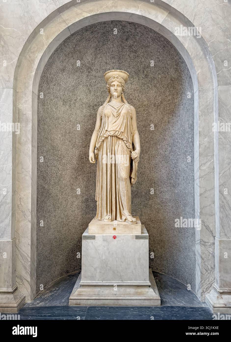 CITÉ DU VATICAN, ROME, ITALIE - 02 AOÛT 2025 Une Caryatide en marbre classique, statue d'une figure féminine se dresse gracieusement dans une niche voûtée dans le Chi Banque D'Images