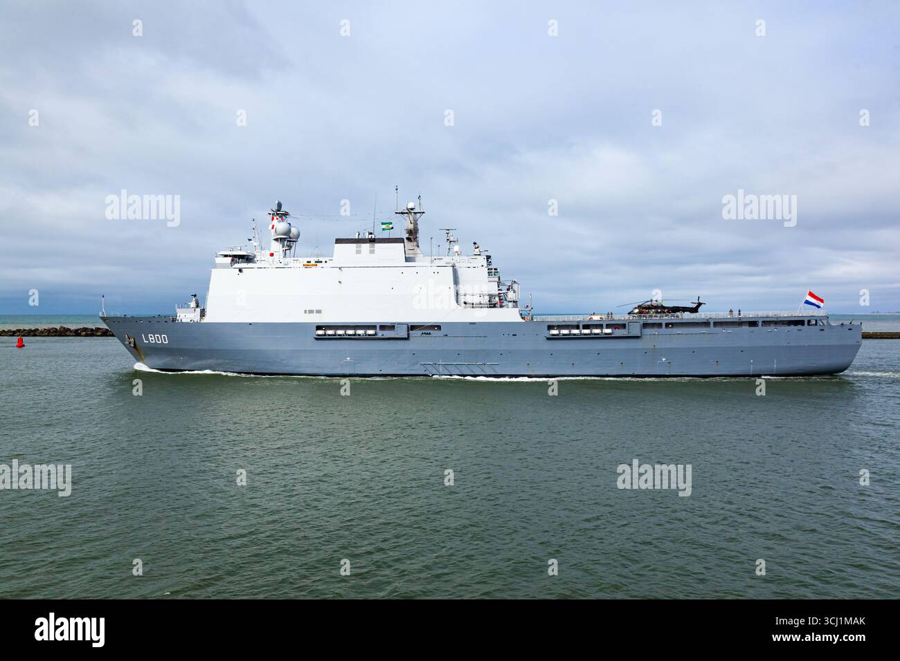 Rotterdam, pays-Bas - 03.20.2021 - le navire de guerre néerlandais HNLMS Rotterdam avec un hélicoptère à bord se déplace dans la baie de Rotterdam. Banque D'Images