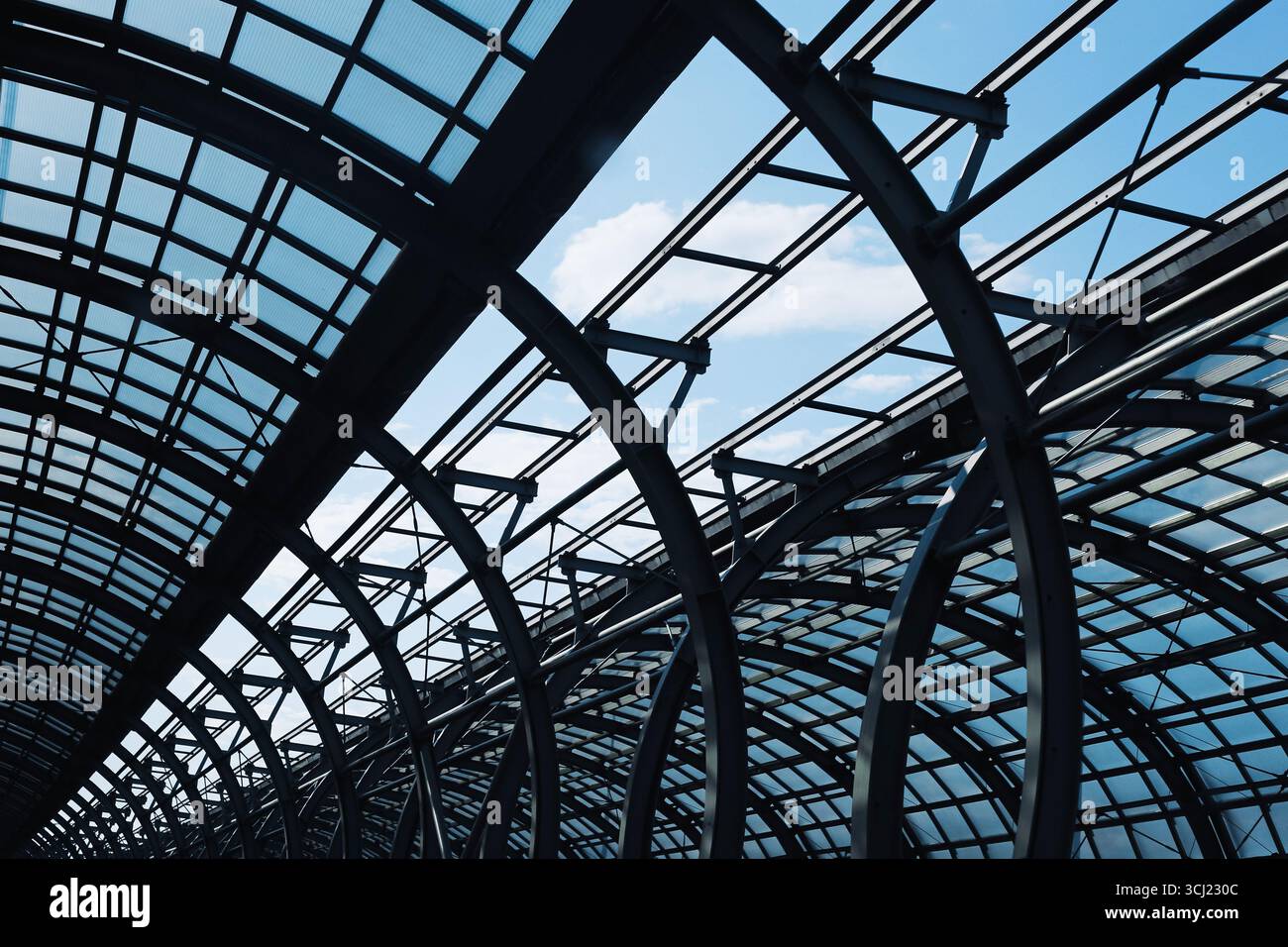 Structure de toit en verre moderne. Modèle architectural avec des éléments en acier et en verre. Conception de plafond transparent avec géométrie urbaine. Banque D'Images
