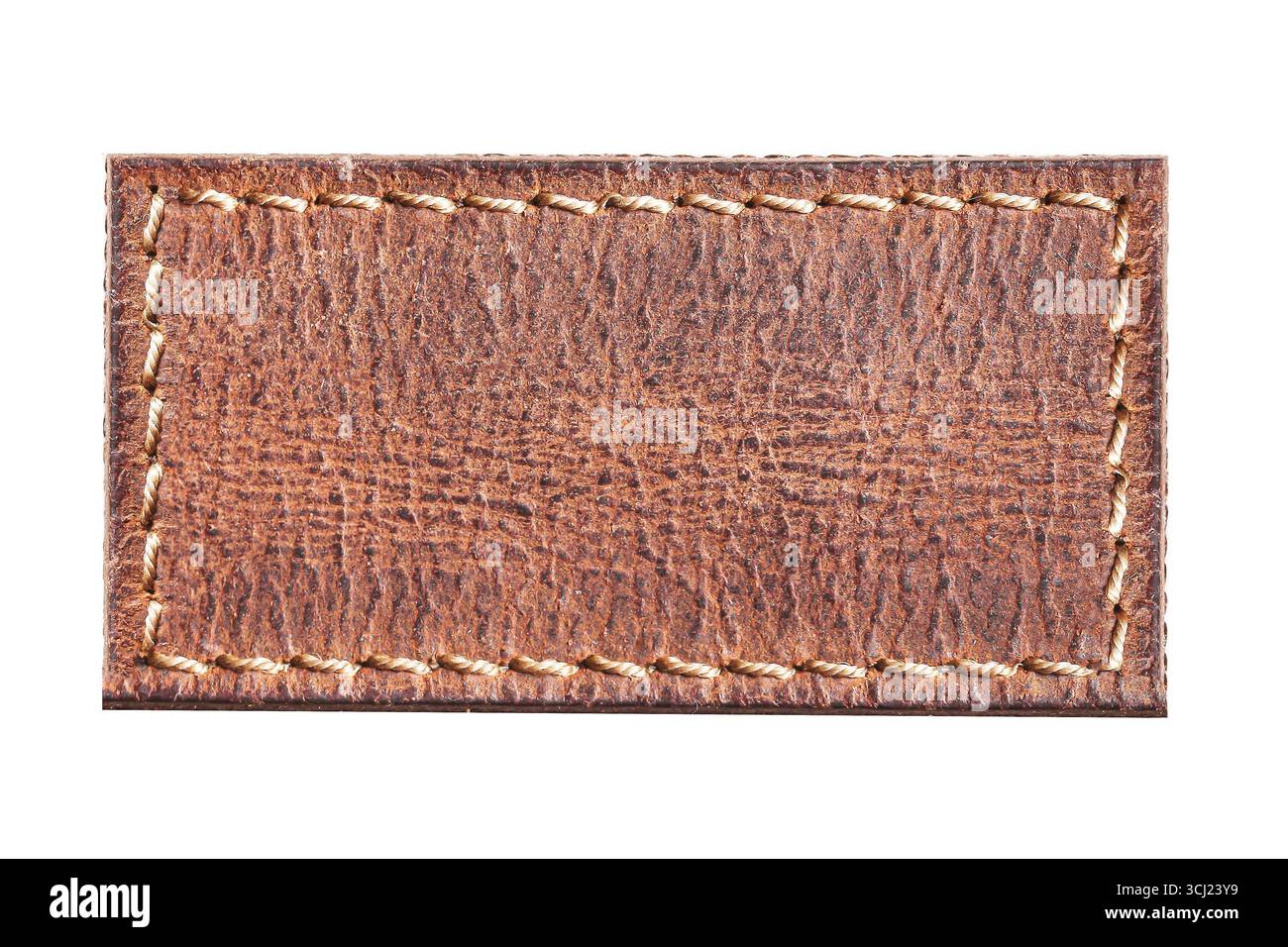 Patch en cuir cousu marron gros plan. Etiquette de matériau texturé rustique. Fond d'étiquette de style vintage. Détail couture fait main. Cuir rétro artisanal. Banque D'Images