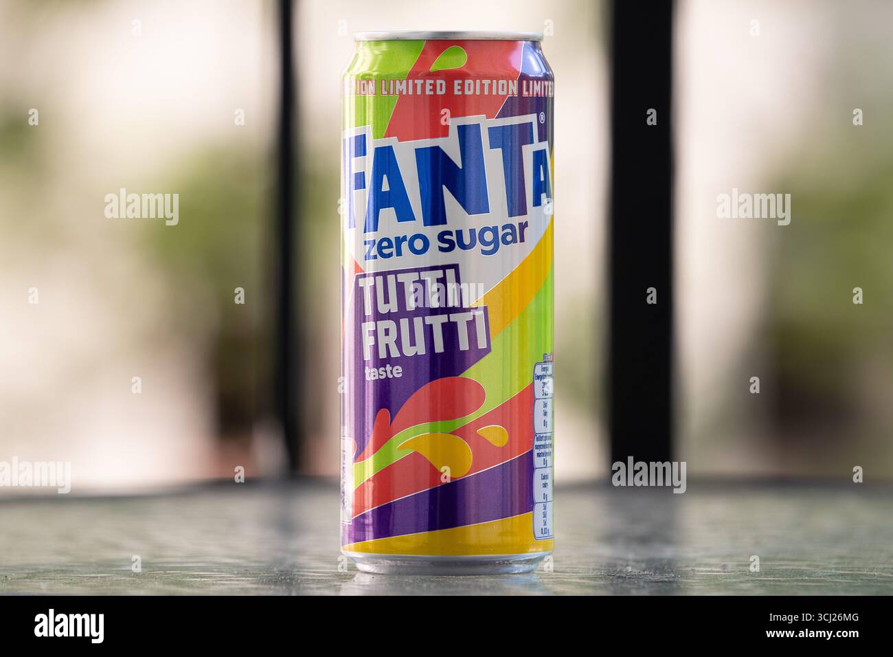 Fanta Tutti Frutti Zero canette de boisson gazeuse. Boisson fruitée mélangée dans une boîte colorée conçue d'une édition limitée. Produit de la Coca-Cola Company. Banque D'Images