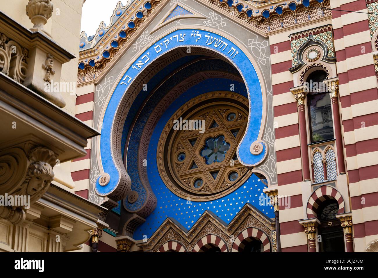 Vue rapprochée de la façade de la synagoga de Jubilejní (Synagogue du Jubilé) à Prague. L'extérieur coloré du bâtiment est situé sur la rue de Jérusalem. Banque D'Images