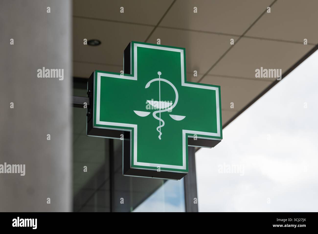 Gros plan sur le logo de la pharmacie en République tchèque. Signalisation d'une pharmacie (lékárna) en Tchéquie. Vert plus forme à une façade. Des affaires pour acheter des médicaments Banque D'Images