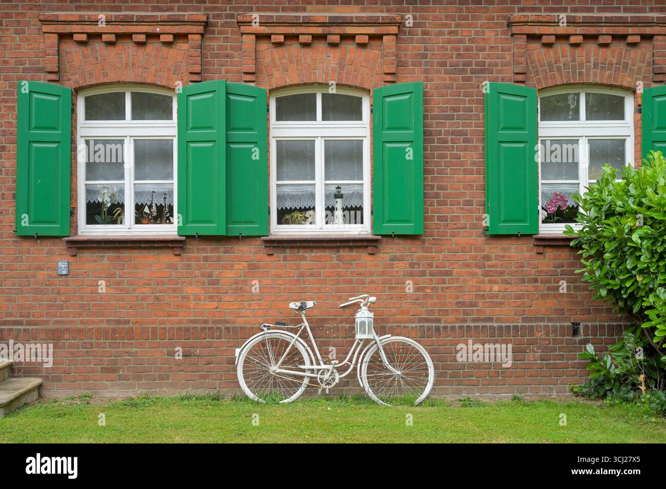 Weißes Fahrrad, Idylle im Storchendorf Rühstädt, Brandenburg, Deutschland Banque D'Images