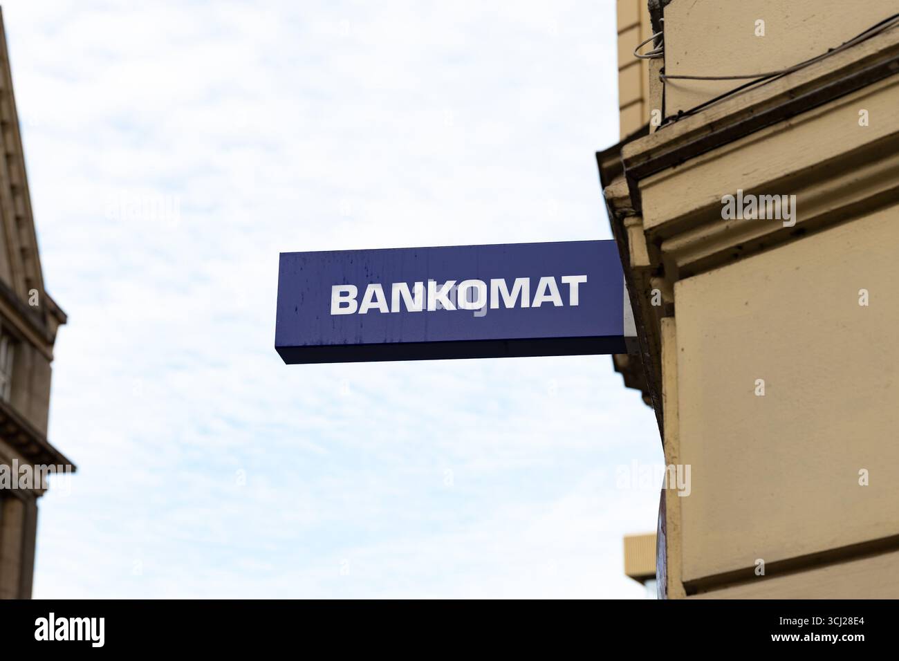 Panneau Bankomat à l'extérieur d'un bâtiment. Gros plan d'une signalisation ATM en Tchéquie. Lieu pour retirer de l'argent liquide du compte bancaire. Banque D'Images